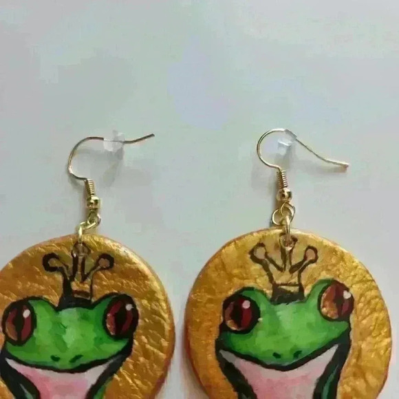 Frog queen on circle hoop hand-painted gold earrings ✦ Cute forest fairy style ✦ - Picture 6 of 10